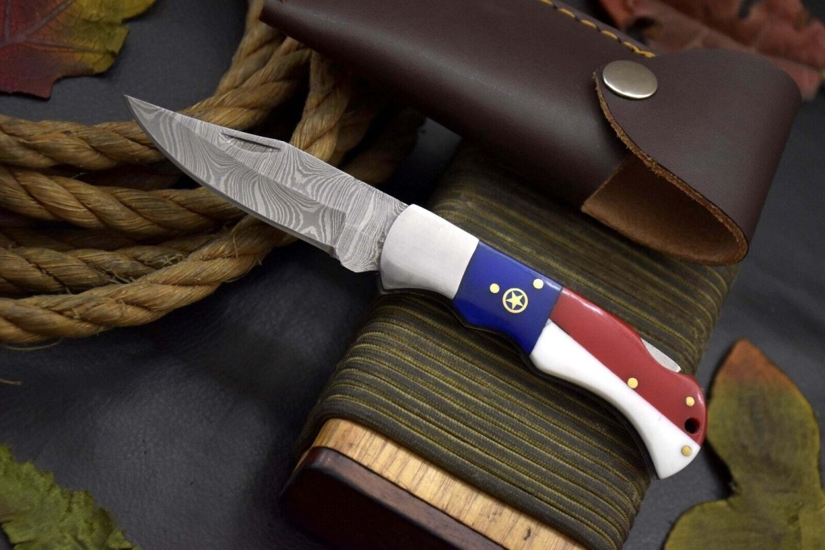 Handcrafted Damascus Steel Pocket Knife – Texas Flag Handle & Leather Sheath | Collectible EDC Gift - The Snag Bin