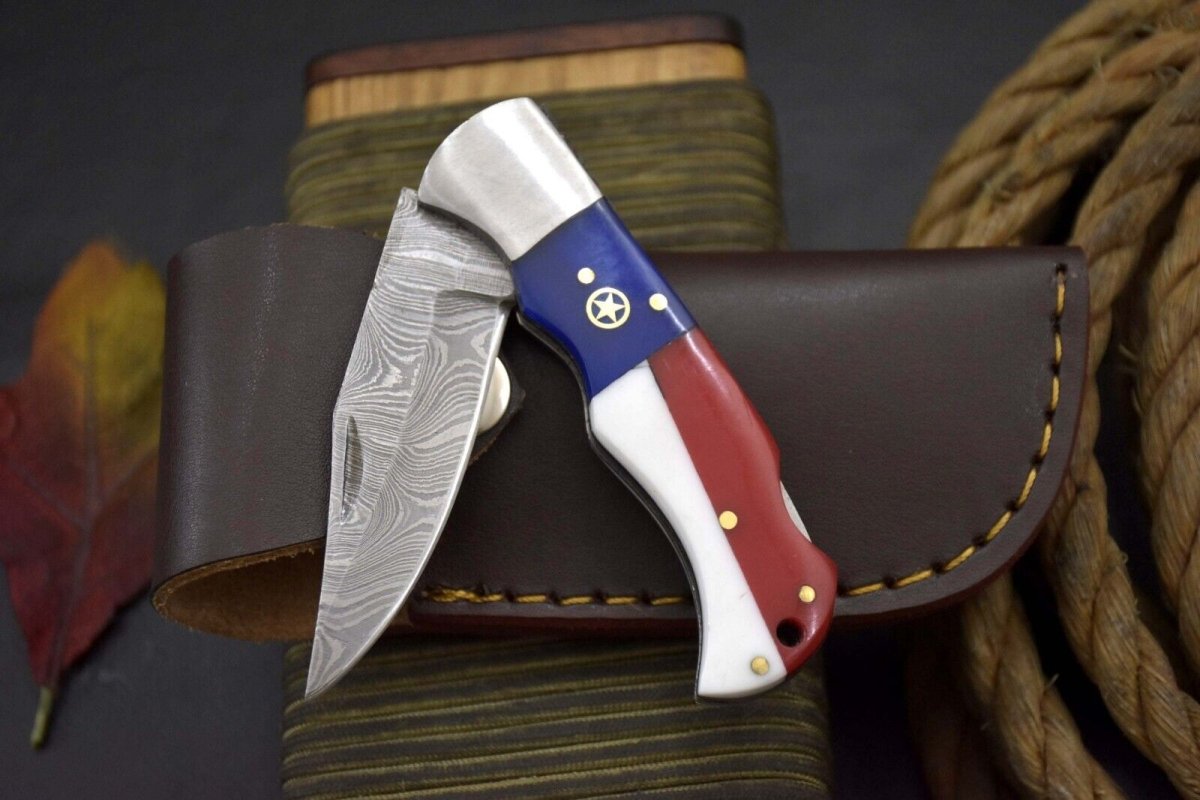 Handcrafted Damascus Steel Pocket Knife – Texas Flag Handle & Leather Sheath | Collectible EDC Gift - The Snag Bin
