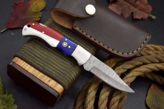 Handcrafted Damascus Steel Pocket Knife – Texas Flag Handle & Leather Sheath | Collectible EDC Gift - The Snag Bin