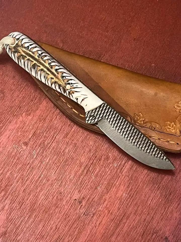 Handmade Buckaroo Belt Knife – 8" Rasp Steel Blade with Epoxy Pine Cone Handle & Western Leather Sheath - The Snag Bin